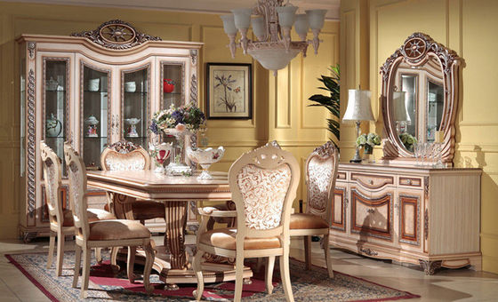 6 sedie hanno scolpito l'insieme della sala da pranzo del fiore