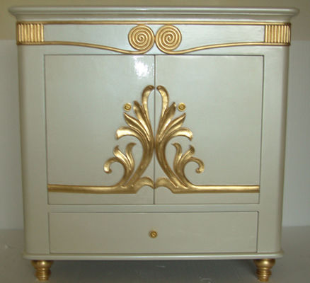 Governo di legno scolpito dorato del petto