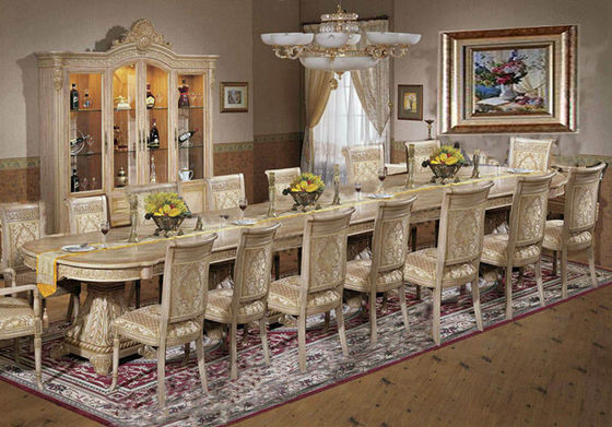 Il tavolo da pranzo di scultura di legno del palazzo italiano lussuoso ha messo la mobilia antica della sala da pranzo