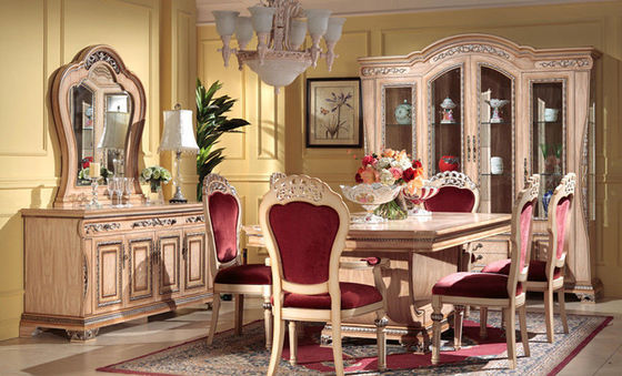 6 sedie hanno scolpito l'insieme della sala da pranzo del fiore